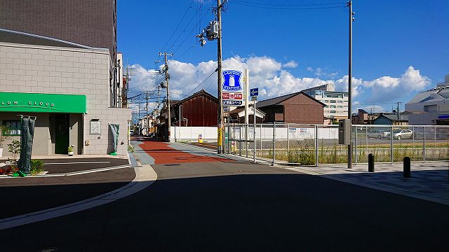 警察署横の通りが一方通行になってました