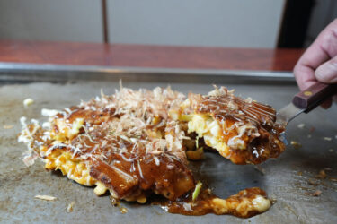 お好み焼き、たこ焼き、もんじゃ焼き、洋食焼き、こなモンなら、何でもあります！日本各地、そして世界各地のこなモン文化を取り入れた、オリジナルこなモン！鉄板居酒屋こなモン大王
