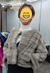 お客様のお好みのデザインをお聞きして仮縫いで修正して、縦流れの毛を横流れに変えて作成。 納品時お母様とシェアして着れると大変喜んで頂きました。 時間は掛かりますが丁寧に仕上げる事を心掛けております。 何時も有難う御座います。 久志本敦